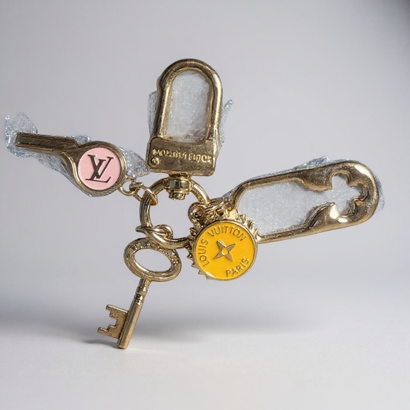 Gold and Pink Keychain bottle cap key designer JEWELRY bag charm NEW - Picture 1 of 3